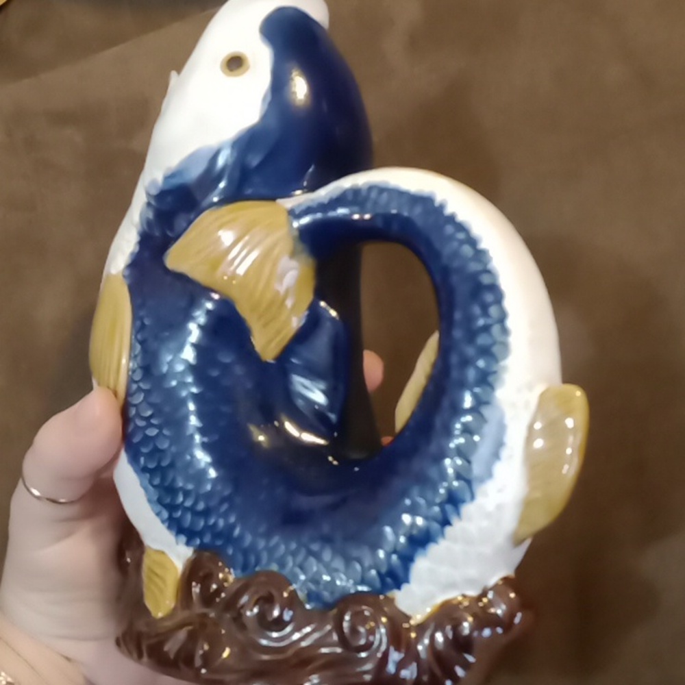 Vintage Majolica Leaping Blue & White Fish Jug - Picture 5 of 6